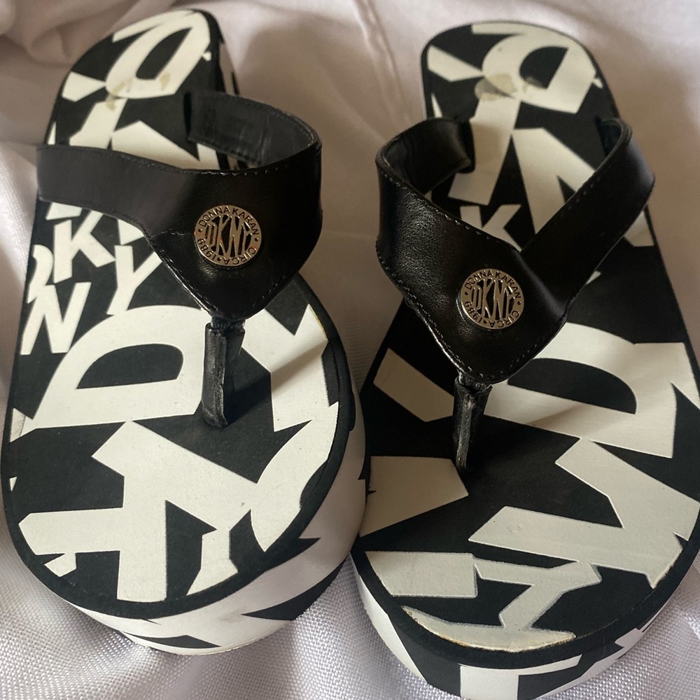 NWOT DKNY platform wedge flip flop thong Y2K blk/white chic beach slippers